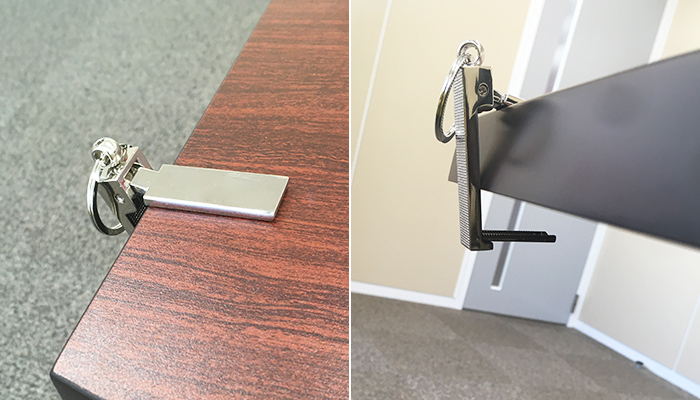 スマホスタンドになるバッグハンガー（m30592-075）使用イメージ