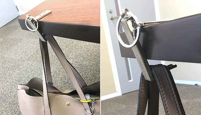 スマホスタンドになるバッグハンガー（m30592-075）生地感