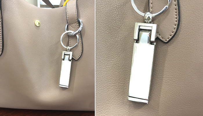 スマホスタンドになるバッグハンガー（m30592-075）付属のバッグ