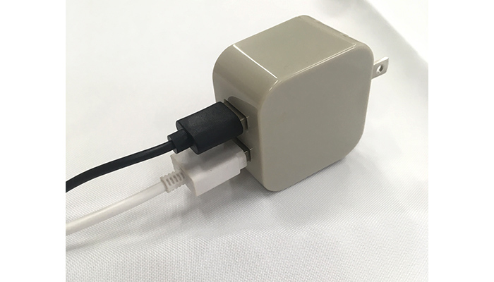 USBアダプター 2ポート（3.4A）（SNS-0900048）２本同時に充電可能