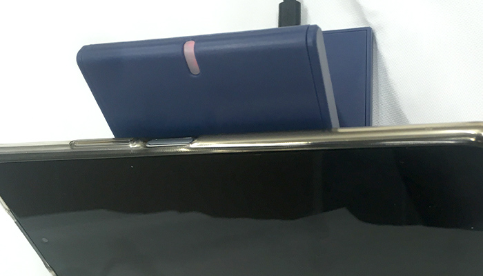 ポケットワイヤレスチャージャー（SNS-0900047）充電の状態