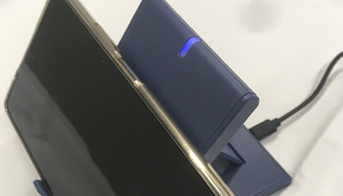 ポケットワイヤレスチャージャー（SNS-0900047）充電中