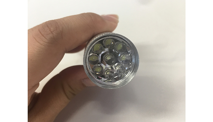 LED9灯カラビナ付ライト（tTS-0629）大きさ、重さ