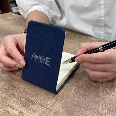 ≪名入れノベルティ実績事例≫レザースタイルハードカバーメモ帳