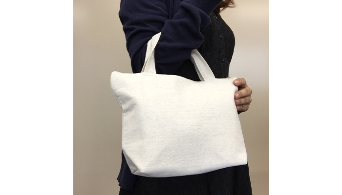 ナチュラル・保冷温ランチバッグ(SNS-0600726)ランチバッグを実際に持ったイメージ