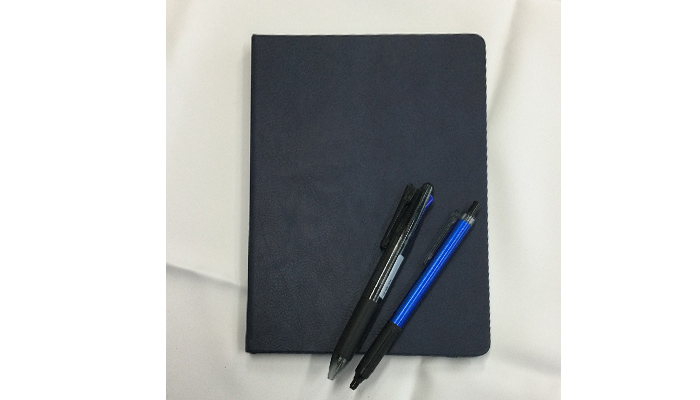 レザー調・ハードカバーノート（A5）(SNS-0600757)ランチバッグにお弁当を入れてみた状態