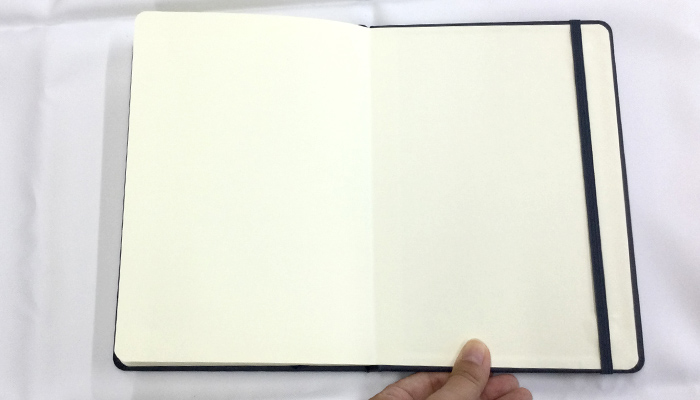 レザー調・ハードカバーノート（A5）(SNS-0600757)ランチバッグを実際に持ったイメージ