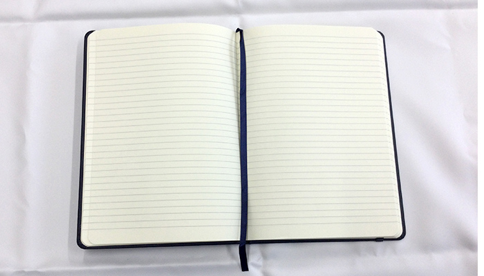 レザー調・ハードカバーノート（A5）(SNS-0600757)ランチバッグを実際に持ったイメージ