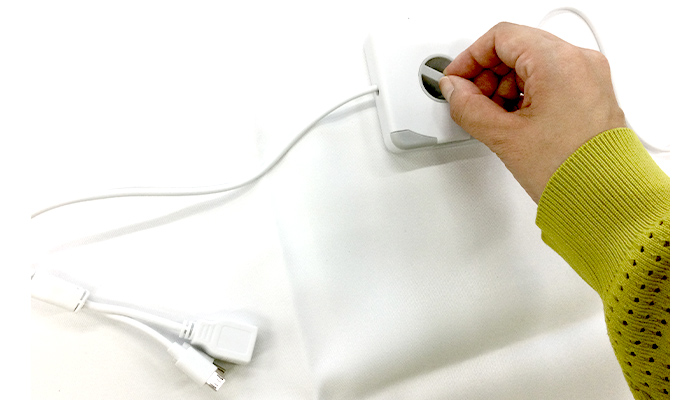 スマホスタンドになるケーブルホルダー（3in1ケーブル付き）（SNS-0600800）トートバッグの肩掛け時