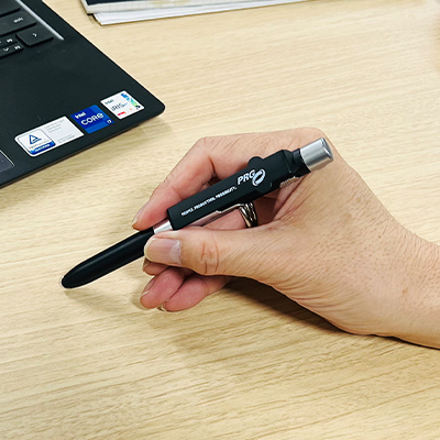 New4in1ボールペン（mcST087）ブラック名入れ例