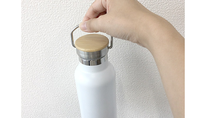 バンブーキャップ付き真空ステンレスボトル(SNS-0600966)フタの持ち手