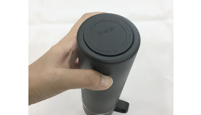 マグカップ付きプッシュ開閉式真空ステンレスボトル(SNS-0600912)滑り止め付き