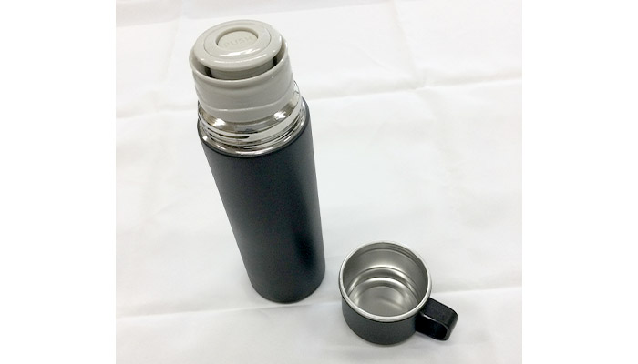 マグカップ付きプッシュ開閉式真空ステンレスボトル(SNS-0600912)フタがカップになるボトル