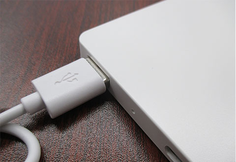 PSEバッテリーチャージャー(マットタイプ)4,000mAh(白)（hi211140）micro-B差込イメージ