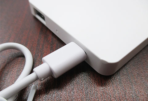 PSEバッテリーチャージャー(マットタイプ)4,000mAh(白)（hi211140）USB差込イメージ