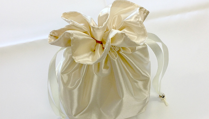 ≪実際に使ってみました！≫サテンキューブ巾着(SNS-0601085)｜名入れ