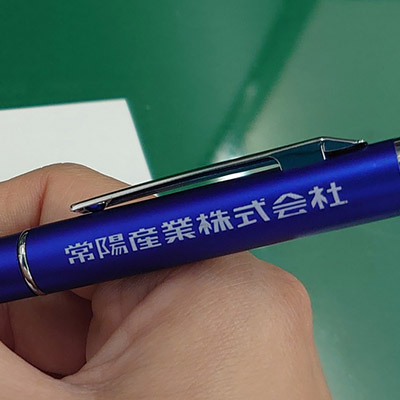 ≪名入れノベルティ実績事例≫タッチペン付ビジネスペン(V010193)｜名