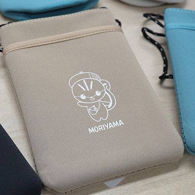 ≪名入れノベルティ実績事例≫トリニー／マルチポーチ（SNS-2700143
