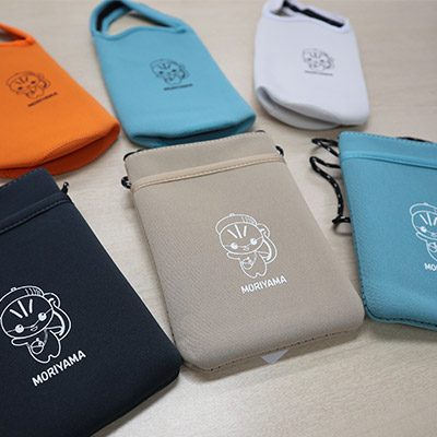 ≪名入れノベルティ実績事例≫トリニー／マルチポーチ（SNS-2700143