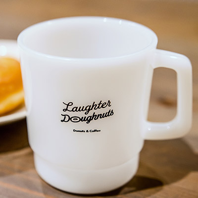 ≪名入れノベルティ実績事例≫ミルクガラススタイル マグカップ（SNS