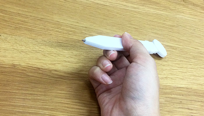 マグネット式フラットペン(SNS-0400126)持った状態