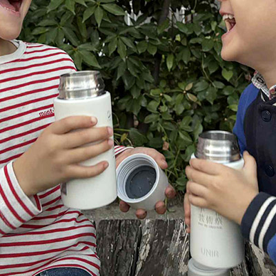 アトラス UNIR(ユニール) シームレスボトル 370ml（ASLB-370）お子様使用イメージ