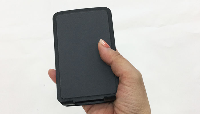 折りたたみｄｅスマホ・タブレットスタンド(SNS-2600025)手のひらに乗せた状態