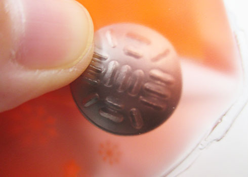 クリスマス リサイクルエコカイロ（V010419）金属プレートを押すイメージ