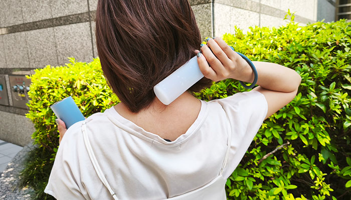 真空断熱アイスパック(ストラップ付き)(SNS-0900101)首すじに当てて涼む