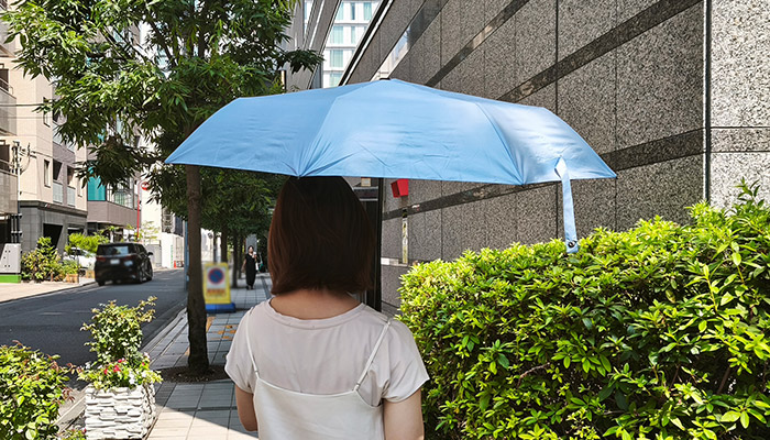 ウッドハンドル遮光耐風折り傘(晴雨兼用)(SNS-0900104)屋外で日傘としてさして歩く