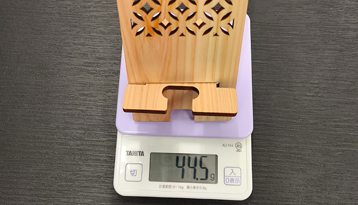 ヒノキ伝統文様スマホスタンド(SNS-3500017)重さ計測