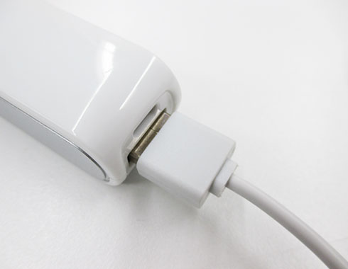 ポケットバッテリー2000(V010357)充電用差し込み部分に差し込んだイメージ